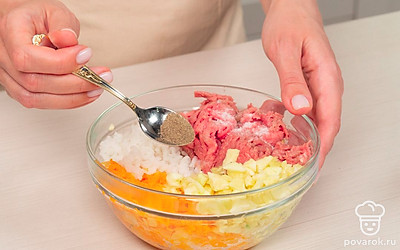 Соберите начинку. В миску добавьте отваренный рис, фарш, обжаренные лук и морковь, мякоть кабачков. Посолите, поперчите, по желанию добавьте специи. Перемешайте начинку.