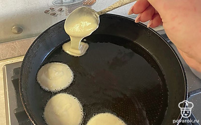 На сковороде разогреть масло. Количество масло определяйте индивидуально. Чтобы оладьи получились пышными, масло должно покрывать всю сковороду толщиной 0,5-1 см. Если же хотите чуть более диетические и полезные оладушки, можно просто смазать кисточкой сковороду маслом. Формируем небольшие оладушки ложкой. 