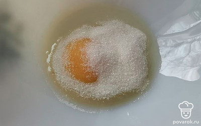 В миску разбиваем 2 яйца, добавляем сахар 2 столовые ложки и соль щепотку. Хорошо вилочкой или венчиком перемешиваем. 