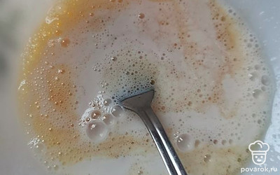 Добавляем молоко 2-3 столовые ложки и снова хорошо перемешаем. 