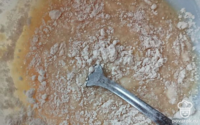 Начнём вводить муку. Добавляем сначала 2 столовых ложки, хорошо разминая все комочки, перемешаем. Ещё 2 ложки и снова хорошо вымешиваем. 