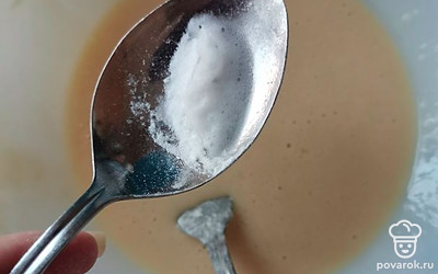 В ложке погасим соду уксусом, добавим в наше тесто. Перемешали. И последние 2 ложки муки. Обязательно идеально перемешать до однородности или можно взбить миксером. 