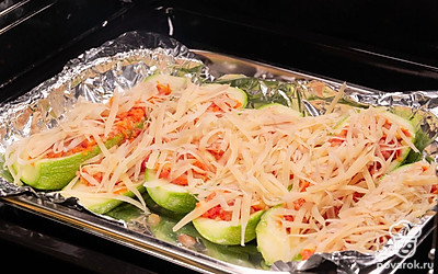 Запеките. Отправьте фаршированные кабачки в духовку, разогретую до 180 градусов, и выпекайте в течение 40 минут. Если сыр начнет пригорать, накройте кабачки фольгой.