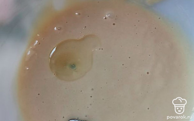 Добавляем ложку растительного масла без запаха в тесто. 