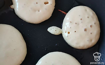 Начинаем жарить по 3-4 минуты с каждой стороны. Во время жарки оладушки поднимаются. Становятся пышными и румяными. 