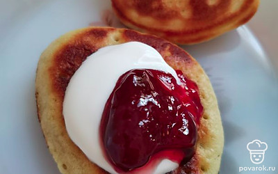 Подаем со сметаной и вареньем.