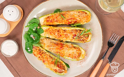 К классическому блюду лучше всего подойдет классическая заправка — блюдо при подаче можно полить небольшим количеством сметаны, а также украсить веточками свежего укропа.