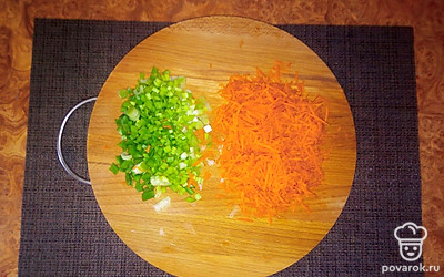 Зелёный лук мелко покрошите. Морковь натрите на мелкой тёрке. 