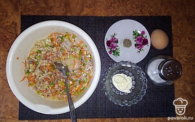 Следом добавьте яйцо, майонез, соль и перец по вкусу, размешайте. 