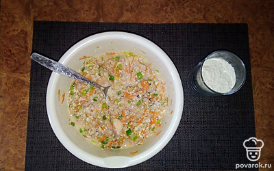 Всыпьте муку сколько "возьмёт" тесто.