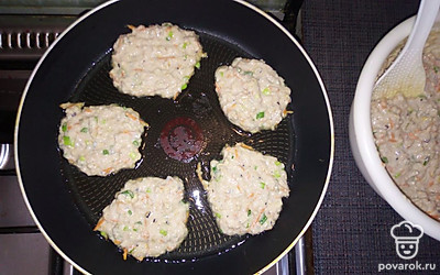 На разогретую с маслом сковороду выкладывайте тесто в виде небольших лепешек. 