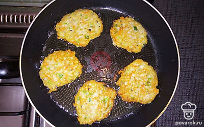Обжарьте оладьи на слабом огне в течение 5-7 минут с каждый стороны. 