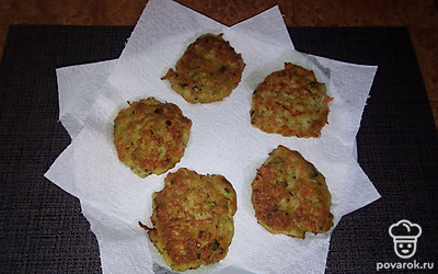 Готовые оладьи выложите на салфетки, чтобы убрать лишнюю жирность. 