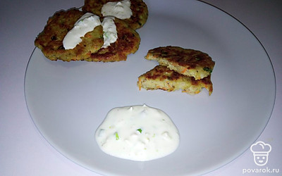 На детский стол рыбные оладьи подавайте со свежими овощами или зеленым горошком. На взрослый — со сметанно-чесночным соусом. Сложный гарнир к ним не нужен. Приятного аппетита! 