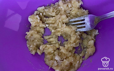 Размять банан вилкой.