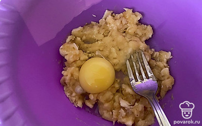 Добавить яйцо и смешать.