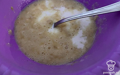 Добавить молоко и ещё перемешать. 