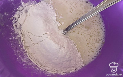 Добавить муку и все перемешать. 