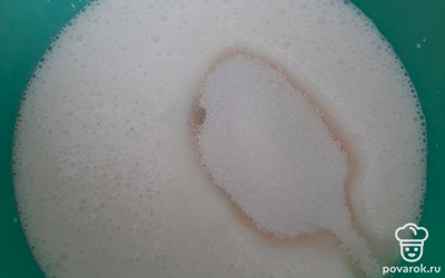 Добавьте соль и сахар по вкусу.