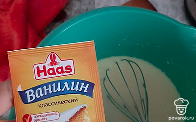 Добавьте щепотку ванилина и перемешайте. 