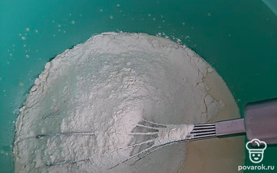 Просеиваем понемногу муку и хорошо перемешиваем.