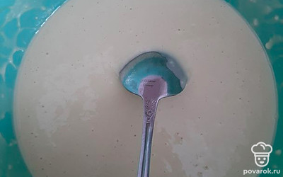 Тесто должно получиться чуть гуще, чем на блины.