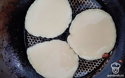 Столовой ложкой наливаем тесто на раскаленную сковороду с маслом.