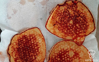 Стелим салфетку для впитывания лишнего масла и достаём наши готовые оладьи.