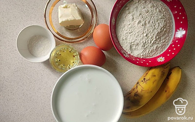 Бананы положите в тарелку. Молоко налейте в стакан. Масло налейте в рюмку. Масло выложите в тару. Яйца положите в блюдце. Муку насыпьте в глубокую миску. Разрыхлитель насыпьте в блюдце.
