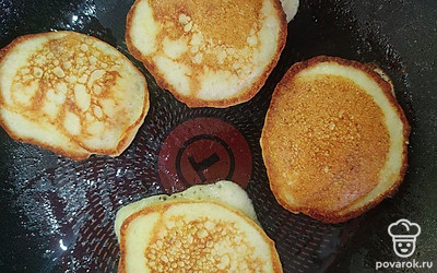 Очистите бананы и измельчите. В миске смешайте яйцо с молоком, добавьте банановое пюре и перемешайте. Частями введите муку с разрыхлителем. Перемешайте, чтобы не было комочков. Введите растопленное сливочное масло. На горячую сковороду, смазанную растительным маслом, выложите столовой ложкой тесто. Обжарьте до румяности с обоих сторон.