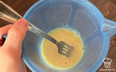 Взбиваем яйцо, сахар и ванилин.