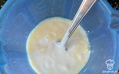 Добавляем кефир, хорошо перемешиваем.