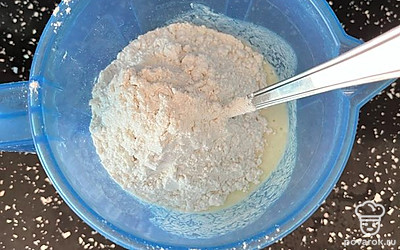 Добавляем муку, перемешиваем.