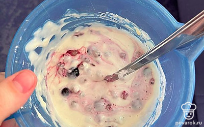 Добавляем ягоды, перемешиваем.