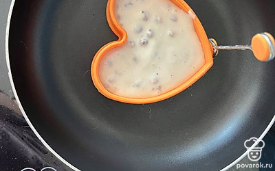 Жарим без масла на антипригарной сковороде до румяной корочки с двух сторон.