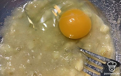 Добавить в миску яйцо, взбить.