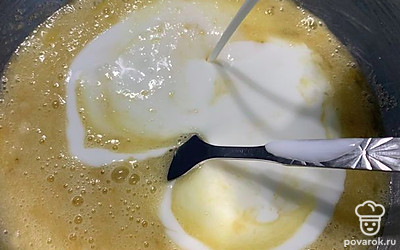 Туда же вливаем кефир.