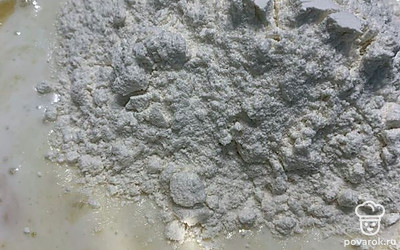 Добавляем муку и тщательно перемешиваем.