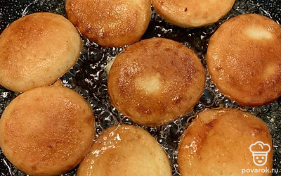 В сковородке разогреваем масло, выкладываем ложкой оладьи, жарим на среднем огне по 3 минуты с каждой стороны. 