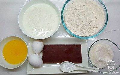 Кефир налейте в стакан. Муку насыпьте в тарелку. Яйца выложите в блюдце. Сахар насыпьте в тару. Разрыхлитель и ванилин насыпьте в блюдце. Масло выложите в тарелку. Шоколад выложите в тарелку.