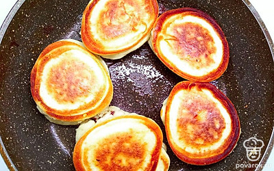 Яйцо, кефир, сахар и ванилин взбейте миксером. Туда-же добавьте разрыхлитель и муку, перемешайте все до однородной консистенции. В сковороде разогрейте масло и с помощью ложки выложите тесто. В середину оладьей выложите шоколад. На шоколад налейте тесто. Обжаривайте с двух сторон до золотистой корочки.