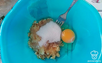 Размять банан, добавить сахар, соль и яйцо, все перемешать.