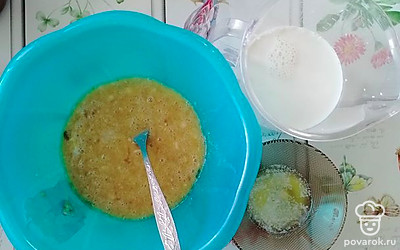 Добавить молоко и растопленное сливочное масло.