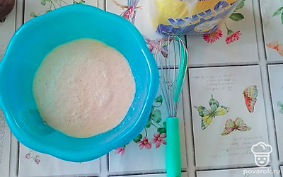 Добавить муку с разрыхлителем, можно взять готовый или просто погасить соду с уксусом, смешивать лучше венчиком, чтобы не было комочков.