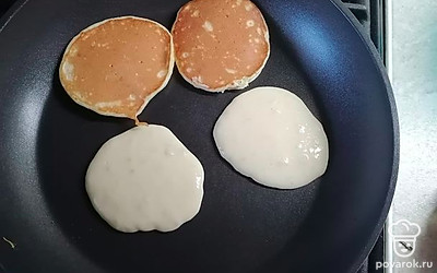 Жарим на разогретой сковороде без масла, тесто должно быть как густая сметана.