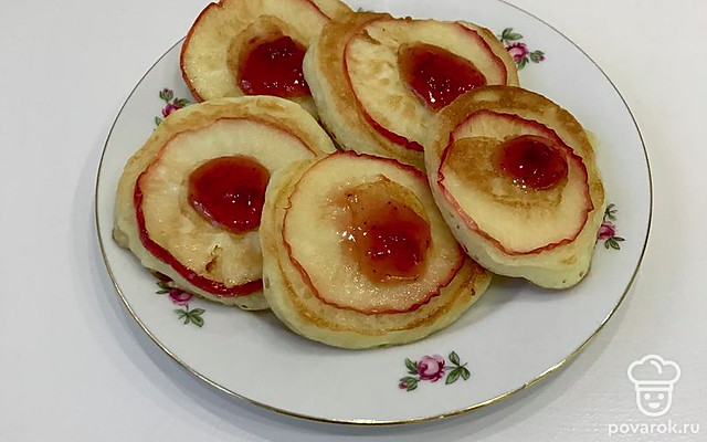 Оладьи с яблочным припеком — Рецепт с фото