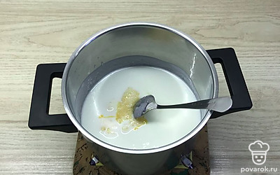 Кефир погреть до тёплого состояния. Влить взболтанное яйцо, добавить сахар, соль.