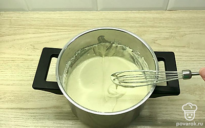 Просеять муку. Хорошо перемешать. Тесто должно быть такой консистенции, что при проведении венчика по тесту остаётся бороздка.