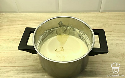 Влить 50 мл масла, перемешать. Оставить на 15-20 минут