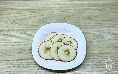 Яблоки, не очищая разрезать на тонкие кружки, вырезаясь семенную сердцевину.